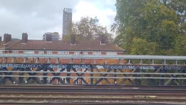 Tren Londra Dan Sonra Bir Sonraki Istasyona Giderken Pencere Kenarı — Stok video