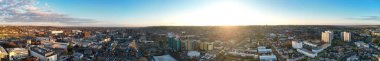 İngiltere üzerinde günbatımında Central Luton City ve Binalarının En Güzel Yüksek Açılı Panoramik Manzarası. 1 Aralık 2023