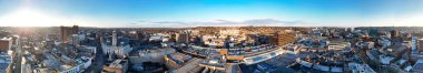 İngiltere üzerinde günbatımında Central Luton City ve Binalarının En Güzel Yüksek Açılı Panoramik Manzarası. 1 Aralık 2023
