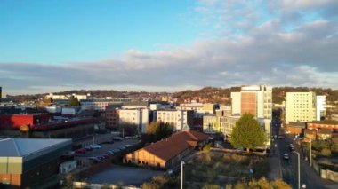 İngiltere üzerinde günbatımında şehir merkezinin en güzel yüksek açılı görüntüsü. 1 Aralık 2023