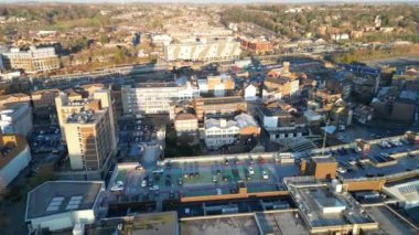 İngiltere üzerinde günbatımında şehir merkezinin en güzel yüksek açılı görüntüsü. 1 Aralık 2023