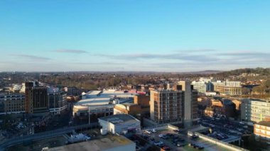 İngiltere üzerinde günbatımında şehir merkezinin en güzel yüksek açılı görüntüsü. 1 Aralık 2023