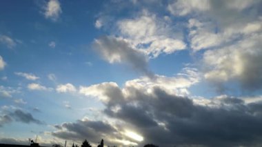 İngiltere 'nin üzerinde Güzel Gök ve Renkli Bulutların Yüksek Açı Görüntüsü. Drone 'un Kamera Görüntüsü