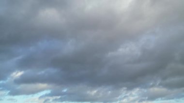 İngiltere 'nin üzerinde Güzel Gök ve Renkli Bulutların Yüksek Açı Görüntüsü. Drone 'un Kamera Görüntüsü