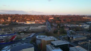 İngiltere üzerinde günbatımında şehir merkezinin en güzel yüksek açılı görüntüsü. 1 Aralık 2023