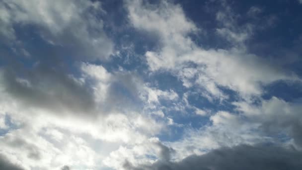 Высокий Ангельский След Неба Туч Над Англией Великобритания Видеокамера Дрона — стоковое видео