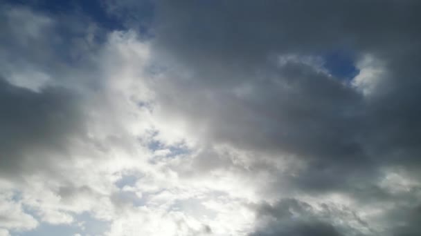 Высокий Ангельский След Неба Туч Над Англией Великобритания Видеокамера Дрона — стоковое видео