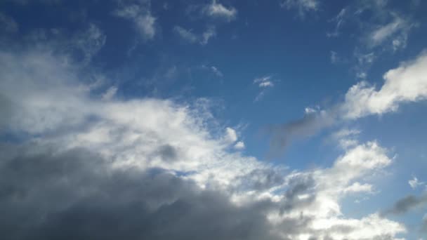 イギリス イギリスの美しい空とカラフルな雲の高角度の映像 ドローンのカメラフッテージ — ストック動画