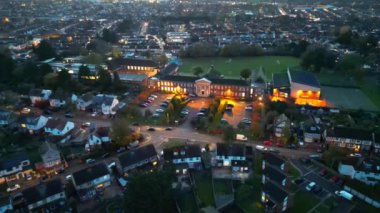 Günbatımından sonra İngiliz Şehri 'ni aydınlattı. İngiltere 'nin Luton kasabası şehir merkezine yakın yerleşim bölgesinin hava görüntüsü. Gece ve Günbatımından sonra. 1 Kasım 2023