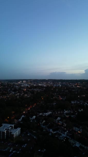 Iluminado British City Sunset Vista Aérea Distrito Residencial Perto Centro — Vídeo de Stock