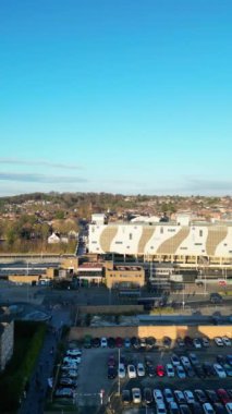 İngiltere üzerinde günbatımında şehir merkezi Luton City ve binalarının yüksek açılı görüntüleri. 1 Aralık 2023