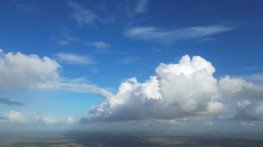 İngiltere üzerinde mavi gökyüzü bulunan dramatik kış bulutlarının en güzel manzarası