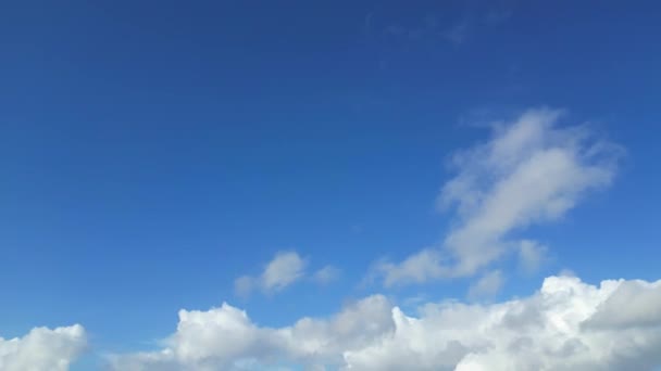 Ngiltere Üzerinde Mavi Gökyüzü Bulunan Dramatik Kış Bulutlarının Güzel Manzarası — Stok video