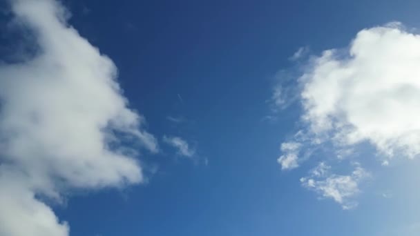 Najpiękniejszy Widok Dramatycznych Chmur Zimowych Błękitnym Niebem Nad Anglią — Wideo stockowe