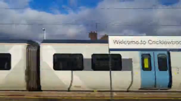Vista Lateral Desde Tren Movimiento Tren Rápido Inglaterra Movía Ciudad — Vídeos de Stock