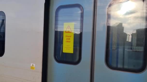 이동하는 기차에서 사이드 영국의 기차는 시티에서 영국의 타운으로 이동했다 — 비디오