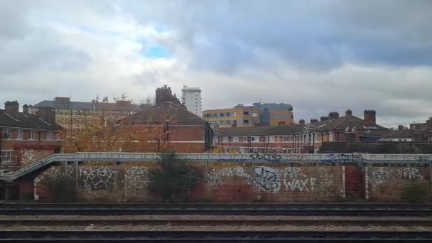 移動列車からの側面の眺め イングランドのファストトレインは ロンドンシティからベッドフォードタウンに移動していた — ストック動画
