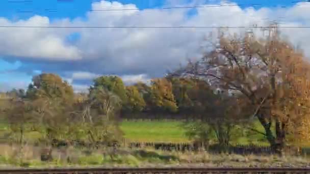从侧面看从伦敦开往英格兰贝德福德镇的英国快车 — 图库视频影像