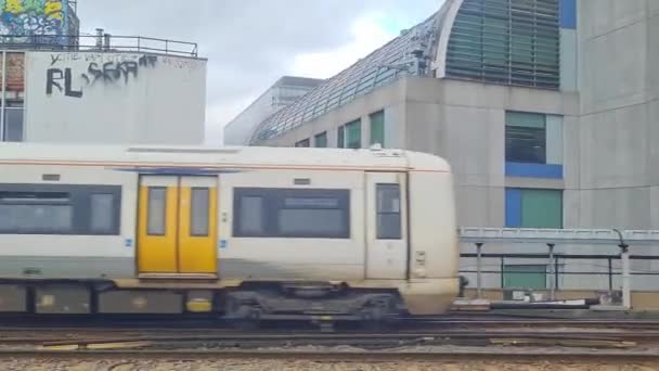 Vista Lateral Desde Tren Movimiento Tren Rápido Inglaterra Movía Ciudad — Vídeos de Stock