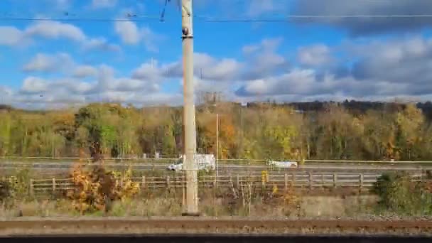 Widok Boku Jadącego Pociągu Szybki Pociąg Anglii Przeniósł Się Londynu — Wideo stockowe