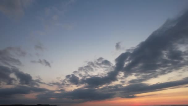 Χειμερινός Ουρανός Και Σύννεφα Κατά Διάρκεια Του Ηλιοβασιλέματος Πάνω Από — Αρχείο Βίντεο