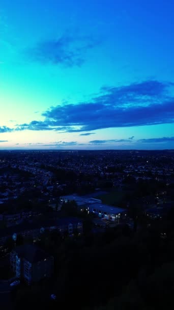 Letecký Záznam Osvětleného Města Luton Západu Slunce — Stock video