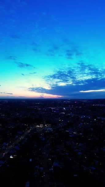 Воздушные Съемки Освещённого Города Лутон После Заката — стоковое видео