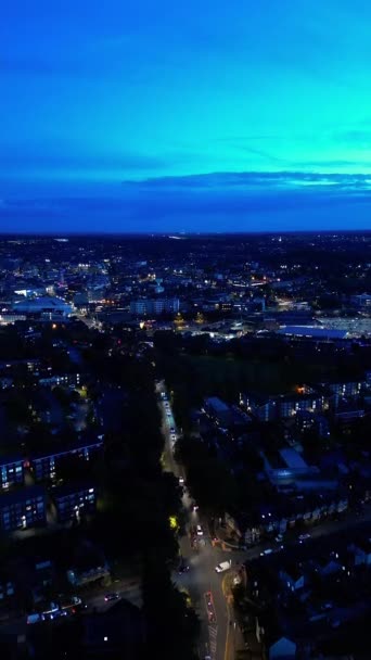 Αεροφωτογραφία Της Φωτισμένης Πόλης Luton Μετά Ηλιοβασίλεμα — Αρχείο Βίντεο