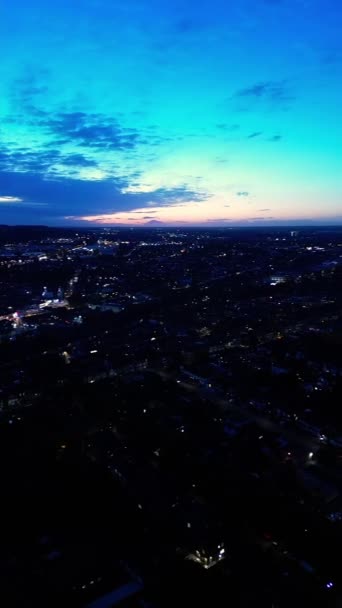 Luftaufnahmen Der Beleuchteten Stadt Luton Nach Sonnenuntergang — Stockvideo
