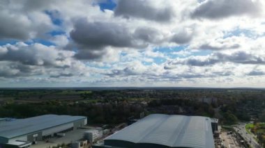 Bulutlu ve Rüzgarlı Gün sırasında İngiltere 'nin Merkez Hemel Hempstead Kasabası' nın Hava Görüntüleri. Görüntüler İHA 'nın Kamerasıyla 5 Kasım 2023' te çekildi.