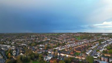 Bulutlu ve Rüzgarlı Gün sırasında İngiltere 'nin Merkez Hemel Hempstead Kasabası' nın Hava Görüntüleri. Görüntüler İHA 'nın Kamerasıyla 5 Kasım 2023' te çekildi.