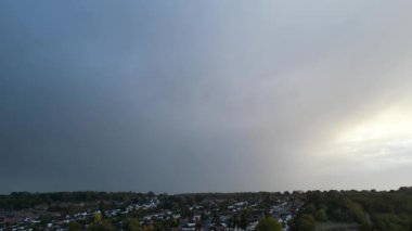 Bulutlu ve Rüzgarlı Gün sırasında İngiltere 'nin Merkez Hemel Hempstead Kasabası' nın Hava Görüntüleri. Görüntüler İHA 'nın Kamerasıyla 5 Kasım 2023' te çekildi.