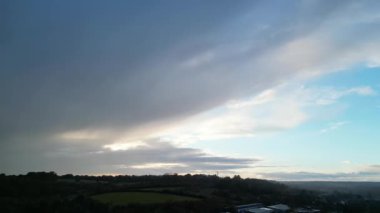 Bulutlu ve Rüzgarlı Gün sırasında İngiltere 'nin Merkez Hemel Hempstead Kasabası' nın Hava Görüntüleri. Görüntüler İHA 'nın Kamerasıyla 5 Kasım 2023' te çekildi.