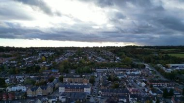 Bulutlu ve Rüzgarlı Gün sırasında İngiltere 'nin Merkez Hemel Hempstead Kasabası' nın Hava Görüntüleri. Görüntüler İHA 'nın Kamerasıyla 5 Kasım 2023' te çekildi.