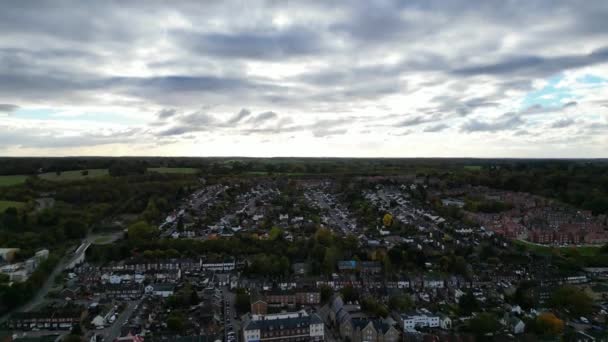 曇りと風の日のイギリスのセントラルヘメルヘンプステッドタウン 映像は 2023年11月5日にドローンのカメラで撮影されました — ストック動画