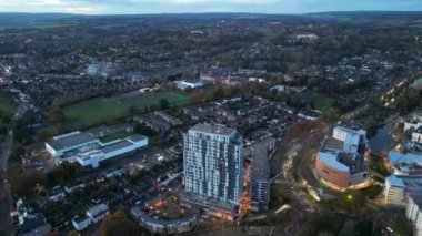 İngiltere 'nin Aydınlanmış Orta Hemel Hempstead şehrinin hava görüntüsü. Görüntü, 5 Kasım 2023 'te İHA' nın Yüksek İrtifa Kamerasından günbatımından hemen sonra çekildi.