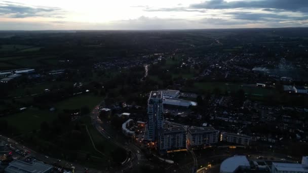 イギリスのセントラルヘメルヘンプステッドシティを照らした空中ビュー フッテージは ドローンのカメラのハイタイトルから日没直後に撮影されました 2023 — ストック動画