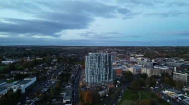 İngiltere 'nin Aydınlanmış Orta Hemel Hempstead şehrinin hava görüntüsü. Görüntü, 5 Kasım 2023 'te İHA' nın Yüksek İrtifa Kamerasından günbatımından hemen sonra çekildi.