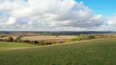Bedfordshire İngiltere Kırsal Bölgesi üzerinde Hızlı Hareketli Dramatik Bulutlar ve Gökyüzü. 