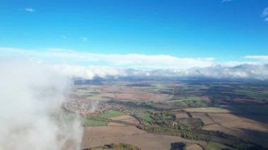 Bedfordshire İngiltere Kırsal Bölgesi üzerinde Hızlı Hareketli Dramatik Bulutlar ve Gökyüzü. 