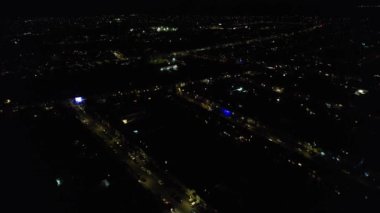 Aydınlanmış Şehir 'in Karanlık Gece' deki Hava Görüntüsü ve İngiltere Luton 'da Şenlik Ateşi Gecesi' nde Canlı Havai fişekler. 5 Kasım 2023