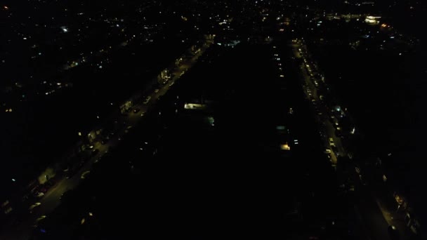 Flygfoto Över Upplyst Stad Mörk Natt Och Levande Fyrverkerier Bonfire — Stockvideo
