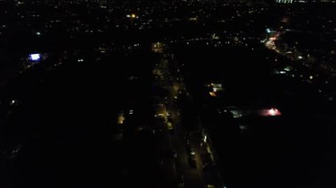 Aydınlanmış Şehir 'in Karanlık Gece' deki Hava Görüntüsü ve İngiltere Luton 'da Şenlik Ateşi Gecesi' nde Canlı Havai fişekler. 5 Kasım 2023
