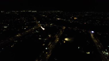 Aydınlanmış Şehir 'in Karanlık Gece' deki Hava Görüntüsü ve İngiltere Luton 'da Şenlik Ateşi Gecesi' nde Canlı Havai fişekler. 5 Kasım 2023