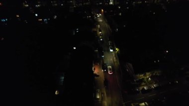 Aydınlanmış Şehir 'in Karanlık Gece' deki Hava Görüntüsü ve İngiltere Luton 'da Şenlik Ateşi Gecesi' nde Canlı Havai fişekler. 5 Kasım 2023