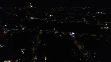 Aydınlanmış Şehir 'in Karanlık Gece' deki Hava Görüntüsü ve İngiltere Luton 'da Şenlik Ateşi Gecesi' nde Canlı Havai fişekler. 5 Kasım 2023
