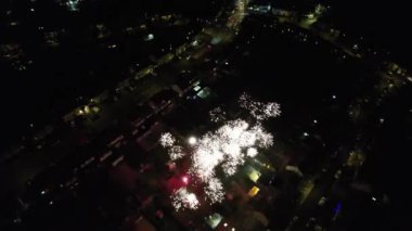 Aydınlanmış Şehir 'in Karanlık Gece' deki Hava Görüntüsü ve İngiltere Luton 'da Şenlik Ateşi Gecesi' nde Canlı Havai fişekler. 5 Kasım 2023