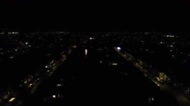 Aydınlanmış Şehir 'in Karanlık Gece' deki Hava Görüntüsü ve İngiltere Luton 'da Şenlik Ateşi Gecesi' nde Canlı Havai fişekler. 5 Kasım 2023