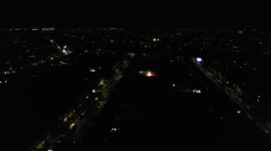 Aydınlanmış Şehir 'in Karanlık Gece' deki Hava Görüntüsü ve İngiltere Luton 'da Şenlik Ateşi Gecesi' nde Canlı Havai fişekler. 5 Kasım 2023