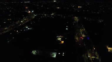 Aydınlanmış Şehir 'in Karanlık Gece' deki Hava Görüntüsü ve İngiltere Luton 'da Şenlik Ateşi Gecesi' nde Canlı Havai fişekler. 5 Kasım 2023